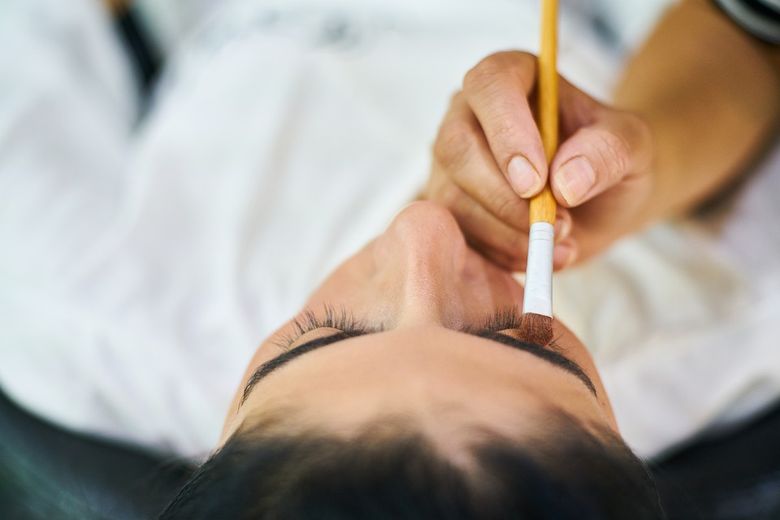 Implant de sprâncene. Cum se face și cât costă Implant de sprâncene. Cum se face și cât costă