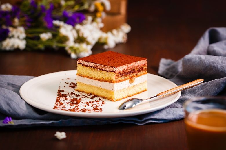 Rețetă de tiramisu cu pișcoturi înmuiate în esență de vanilie și rom Rețetă de tiramisu cu pișcoturi înmuiate în esență de vanilie și rom