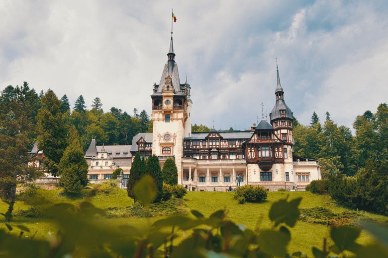 Povestea Castelului Peleş construit de Carol I. A fost primul castel electrificat din Europa Despre castelul peles pe scurt