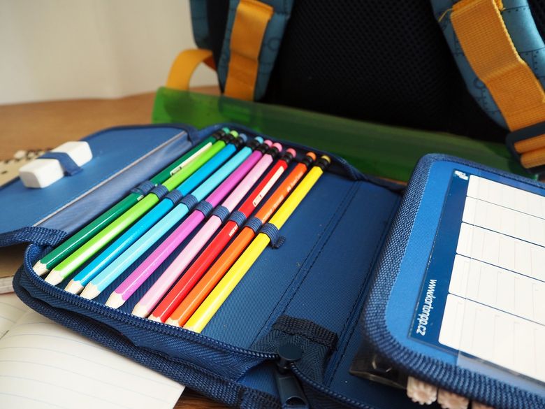 Ce se întâmplă cu banii de la stat pentru părinți dacă varianta Omicron închide școlile?