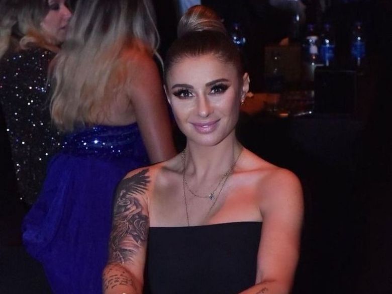 Sexy-impresara este în continuare curtată de milionarul misterios! Sexy-impresara este în continuare curtată de milionarul misterios!