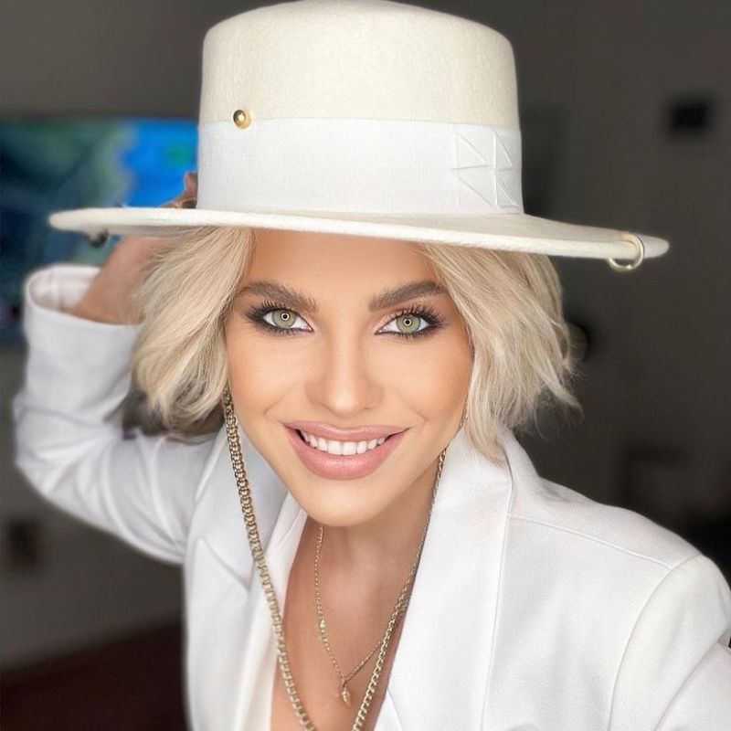 Cristina Vasiu, oficial singură!