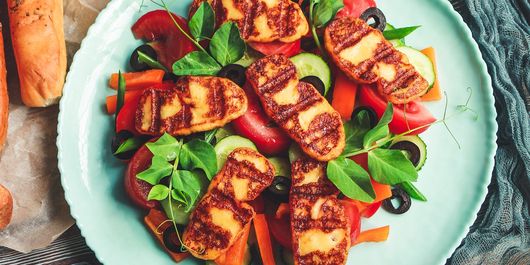 DESCOPERĂ: Cu ce se mănâncă  HALLOUMI