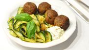 salata cu falafel