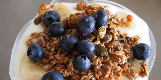 Cu ce se mânâncă GRANOLA. Specialiștii în nutriție au o părere extrem de bună despre acest mic dejun