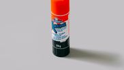 pete de super glue pe haine