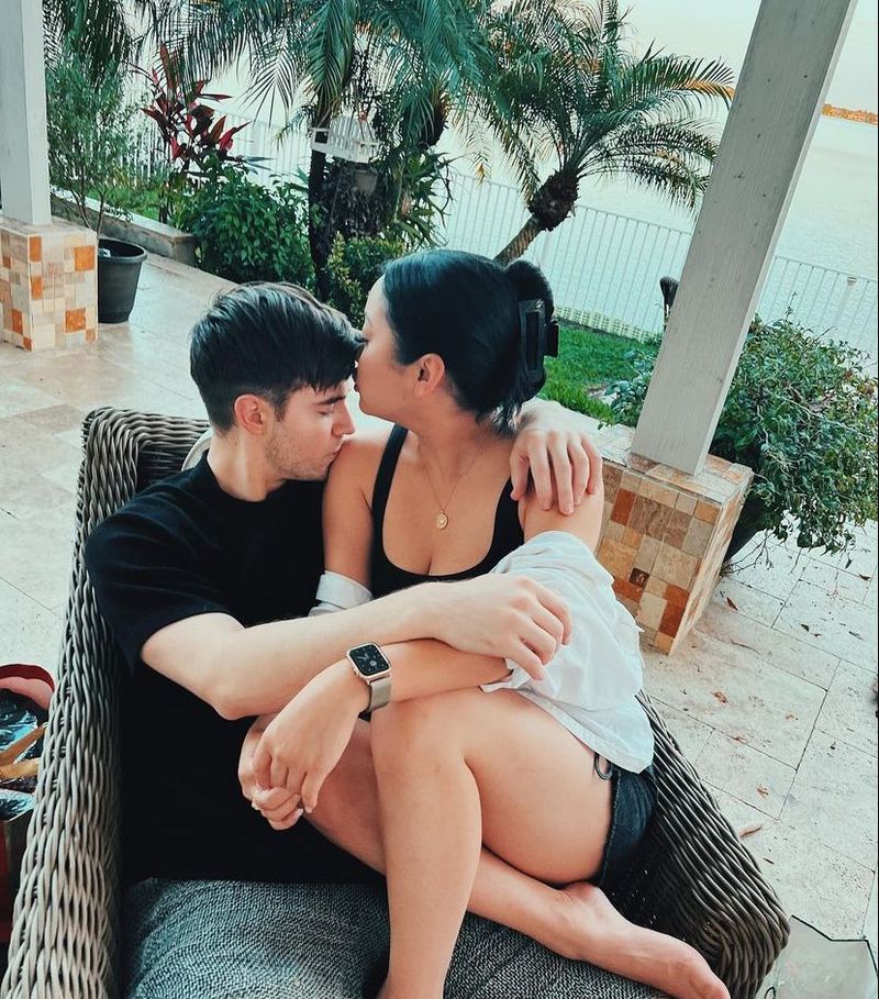 Lana Condor și Anthony De La Torre s-au logodit!