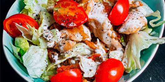 Salate simple pentru slăbit. 3 rețete care te ajută să mănânci pe săturate cu puține calorii!