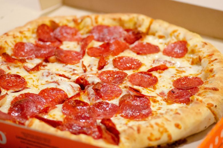 DESCOPERĂ: Câte calorii are o felie de PIZZA