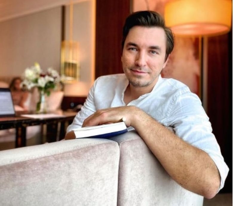Cine este doctor Mihail. "Sunt tatăl Anastasiei, un îngeraş în vârstă de 3 ani pe care încerc să o învăţ cât mai iscusit îmi e cu putinţă cam despre ce este vorba în viaţa asta" cine este doctor Mihail