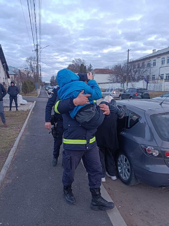 Copilul a călătorit 1500 de kilometri cu mama lui