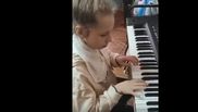Fetita care canta la pian