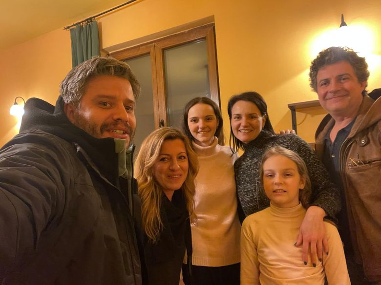 Mihai Călin a primit o familie de refugiați în casa sa: „Au dormit timp de șase zile în baie” Mihai Călin a primit o familie de refugiați în casa sa: „Au dormit timp de șase zile în baie”