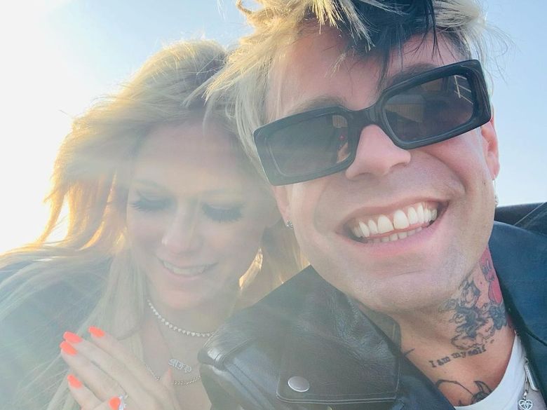 Avril Lavigne a fost ceruta de sotie Avril Lavigne