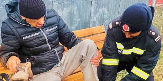Impresionant! Un bătrân din Ucraina a ajuns în România încălțat doar cu o pereche veche de papuci: „Pentru ce să mai trăiesc, pentru ce?”