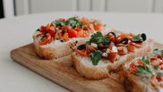 reteta de bruschete cu rosii, usturoi si busuioc