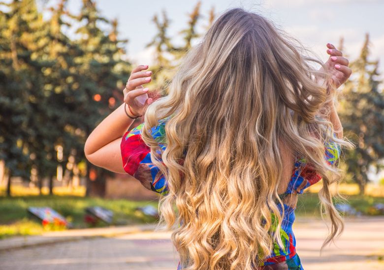 Cum să ai volum la rădăcina părului. 6 Trucuri care nu dau greș niciodată