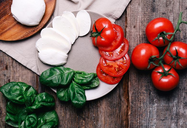 Cu ce se mănâncă mozzarella. Cum să savurezi cel mai bine delicioasa brânză italiană