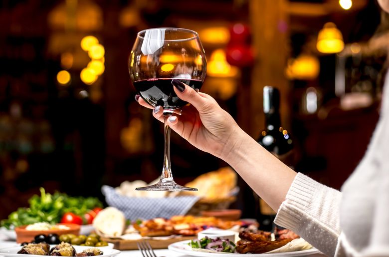 Ce beneficii are vinul roșu și cu ce preparate culinare se potrivește de minune