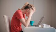  Oamenii frustrati vaneaza greseli