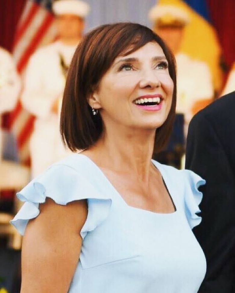 Câţi bani îi intră în conturi lunar lui Carmen Iohannis, soţia preşedintelui. Pentru mulţi romani această sumă este doar un vis! carmen iohannis