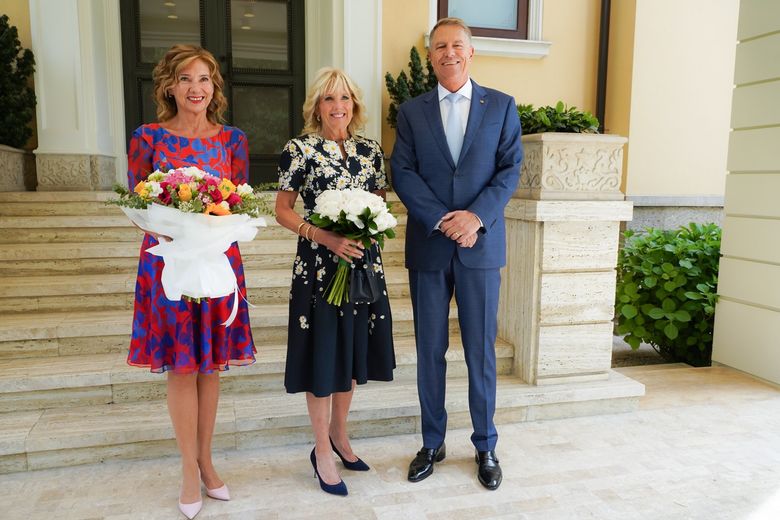 Carmen Iohannis, criticată dur pentru ținuta purtată la întâlnirea cu Jill Biden! A apărut în aceeași rochie și la alegerile din 2020: „Rochii din alea ieftine de la piață!” jill biden carmen iohannis