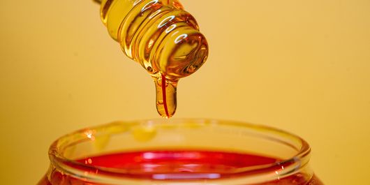 De ce se cristalizează mierea și ce înseamnă acest lucru pentru calitatea și beneficiile sale