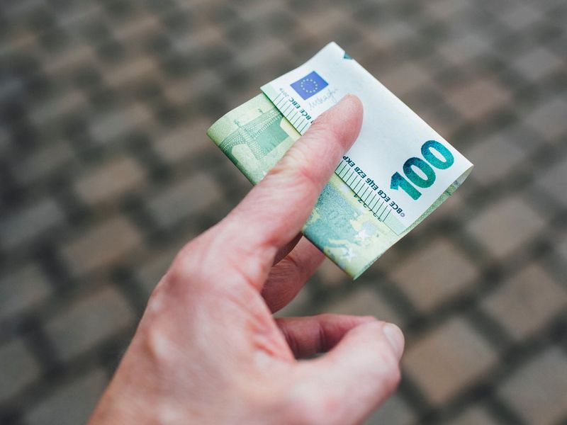 Unde să îți ascunzi banii în casă