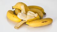 De ce să ștergi geamurile cu o coajă de banană