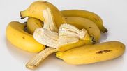 De ce să ștergi geamurile cu o coajă de banană