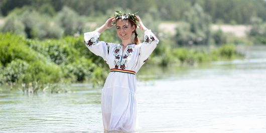 Tradiții de Sânziene pentru fete. Sărbătoarea denumită şi Drăgaica are o semnificaţie aparte