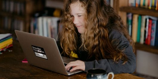 Bani de la stat pentru elevi și studenți! În ce  categorie trebuie să se încadreze pentru a primi ajutorul financiar