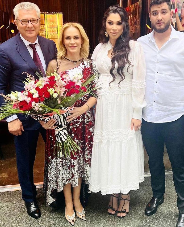 Cât valorează ținuta purtată de Gabriela Firea la nunta Ralucăi Pastramă Cât valorează ținuta purtată de Gabriela Firea la nunta Ralucăi Pastramă