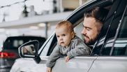 cand poate sta copilul pe scaunul din dreapta soferului