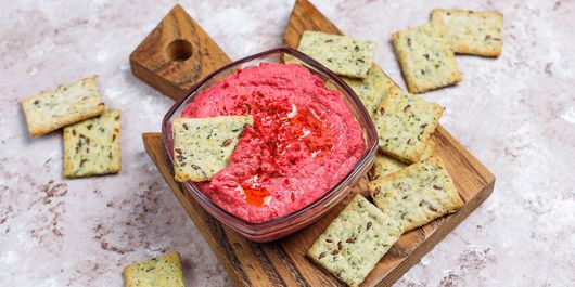 Rețetă delicioasă cu humus și sfeclă roșie