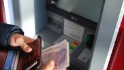 Românii și-ar putea amâna plata ratelor la bănci!