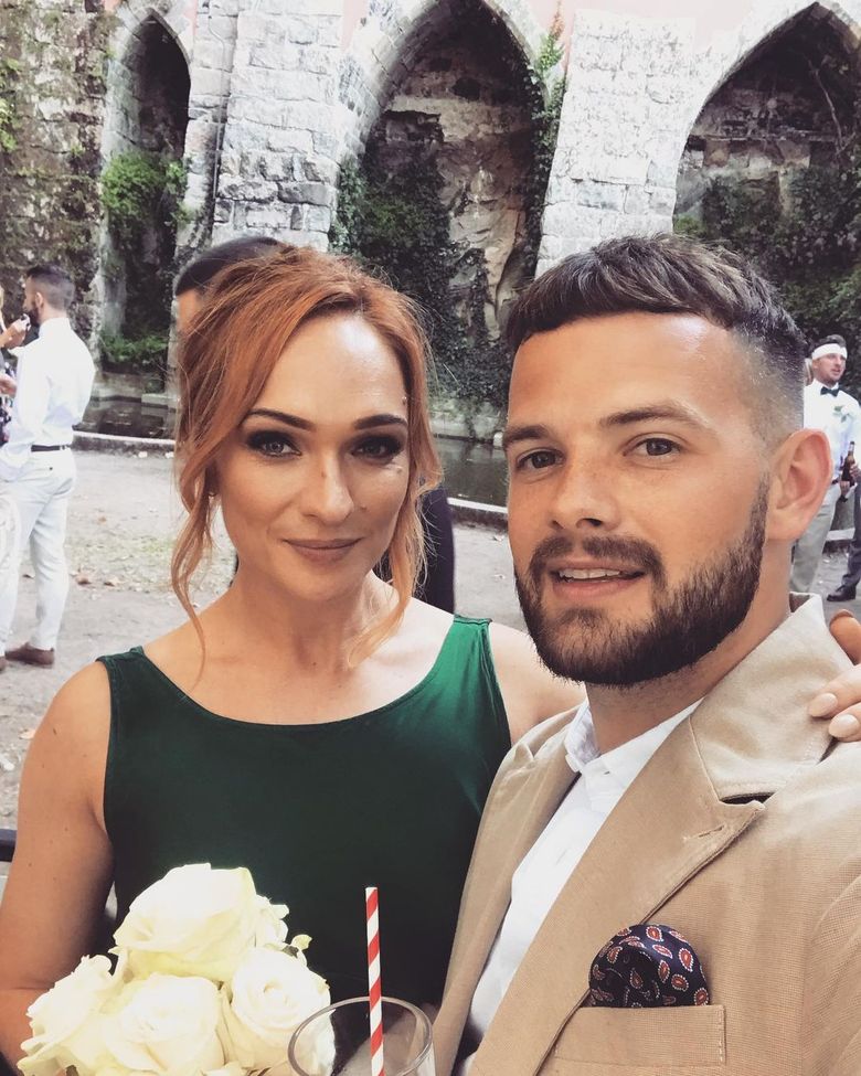 Partenera cântărețului Tom Mann a murit în ziua nunții