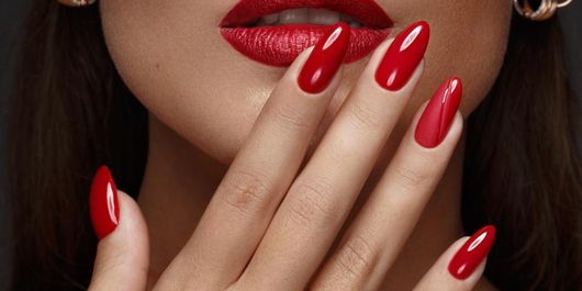 Modele de unghii cu ojă semipermanentă 2022. Ce culori se poartă anul acesta
