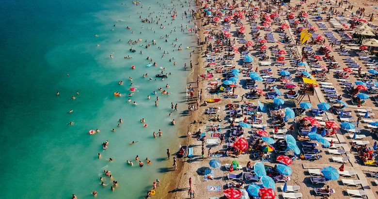 Un loc pe cearșaf la malul mării ajunge la 200 de lei, în stațiunea Mamaia