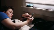 Ce se întâmplă dacă dormi cu telefonul la cap