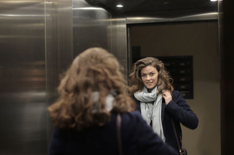 Oglinda in lift