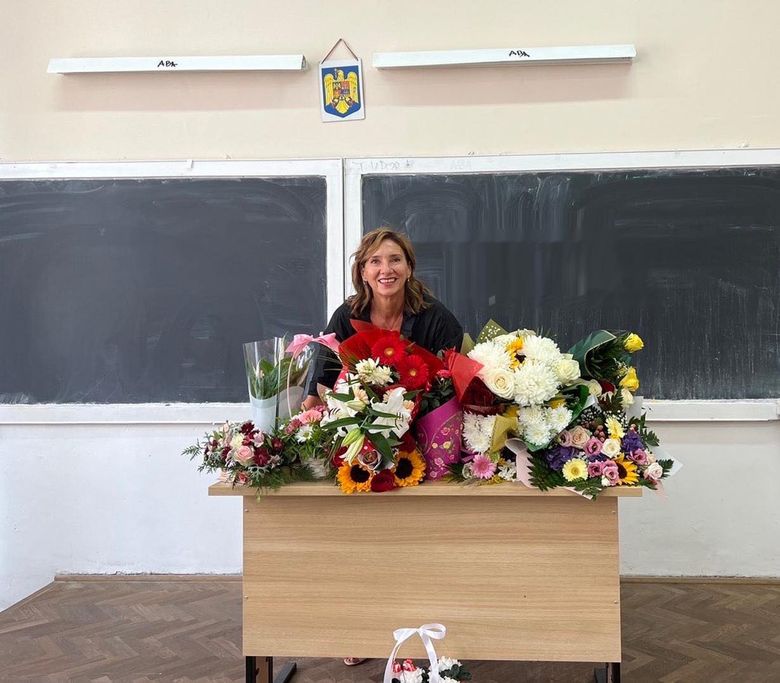"Sunteți în doliu. Dacă nu, atunci ați făcut o greșeală vestimentară!" Ce a purtat Carmen Iohannis, în prima zi de școală "Sunteți în doliu. Dacă nu, atunci ați făcut o greșeală vestimentară!" Ce a purtat Carmen Iohannis, în prima zi de școală