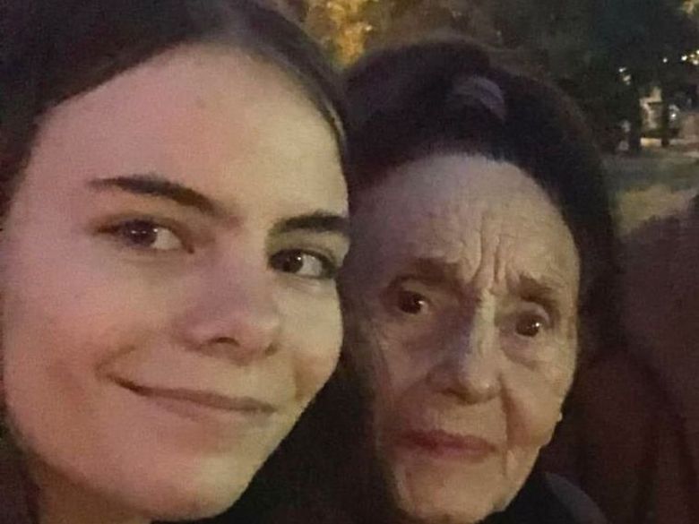 Meseria pe care Eliza, fiica celei mai bătrâne mame din România a ales-o Meseria pe care Eliza, fiica celei mai bătrâne mame din România a ales-o