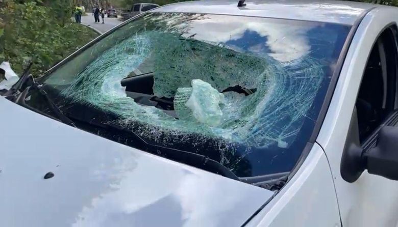 Bolovanul desprins de pe versant, care a căzut pe carosabil Cine a fost bărbatul care și-a pierdut viața în urma tragicului accident de pe Defileul Jiului