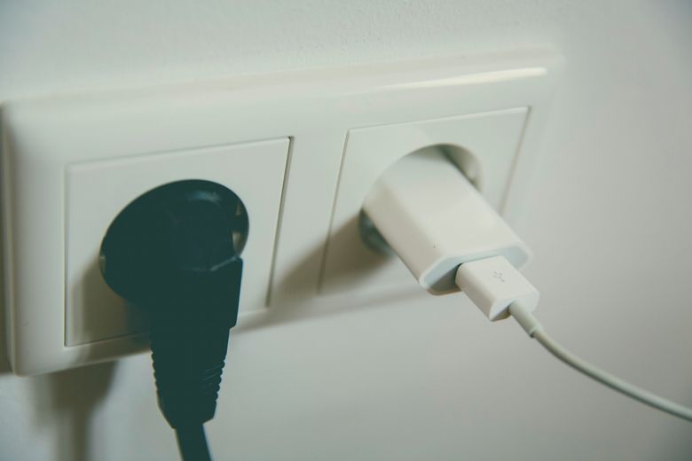 De ce nu este bine să se lase încărcătorul telefonului în priză. Greșeala repetată de multă lume De ce nu este bine să se lase încărcătorul telefonului în priză. Greșeala repetată de multă lume