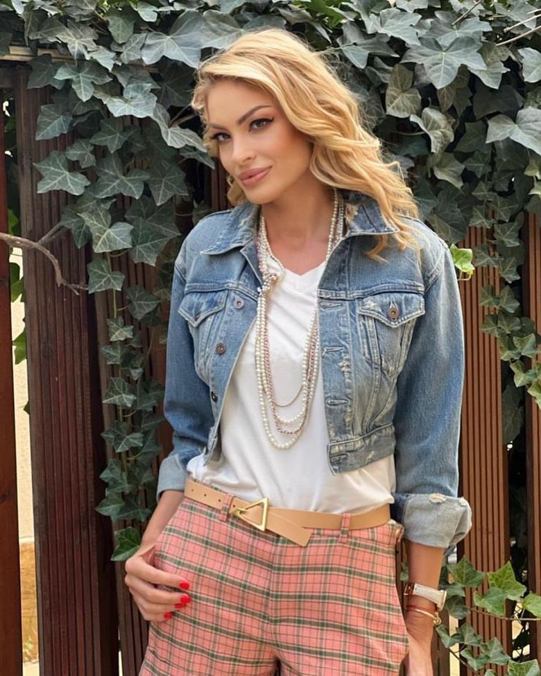 Cine este Valentina Pelinel Cine este Valentina Pelinel