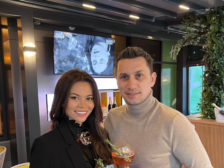 Flick și soția sa, Denisa, sunt în al nouălea cer de când a venit pe lume, fiica lor Eva flick si denisa intra in afaceri