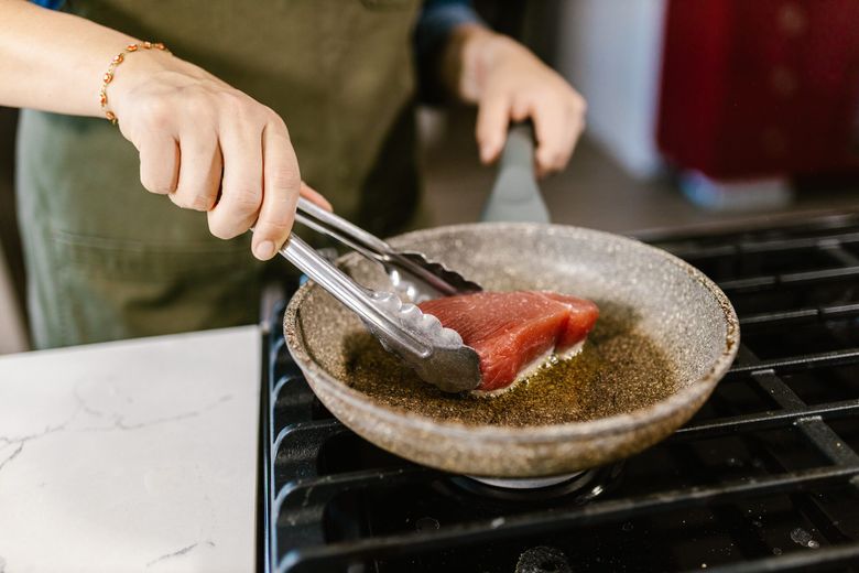 Trucul ca uleiul să nu mai sară din tigaie. Ingredientul pe care bucătarii îl folosesc când pregătesc mâncăruri prăjite