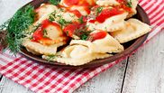 ravioli cu carne si sos de rosii