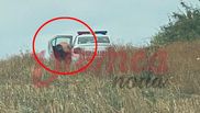 Cine este comisarul de poliție fotografiat dezbrăcat pe un câmp, după ce a întreținut relații intime în mașina de serviciu